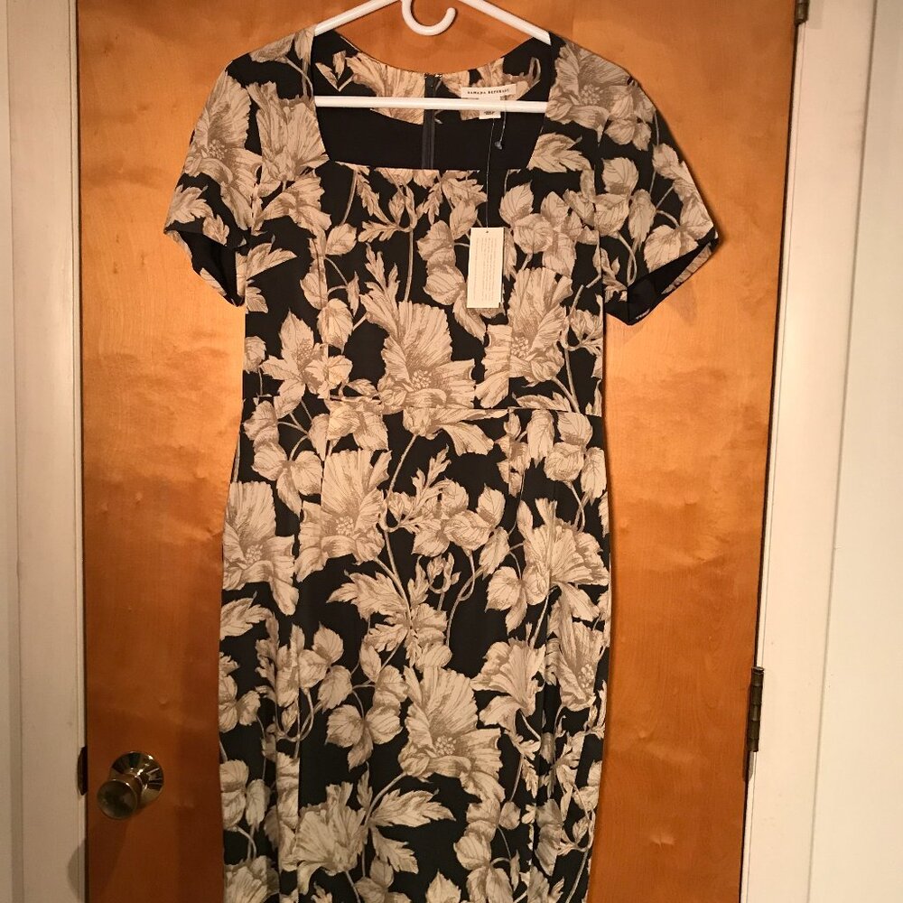 Womens Banana Republic short sleeve dress, size 12P, floral pattern on dark grey
